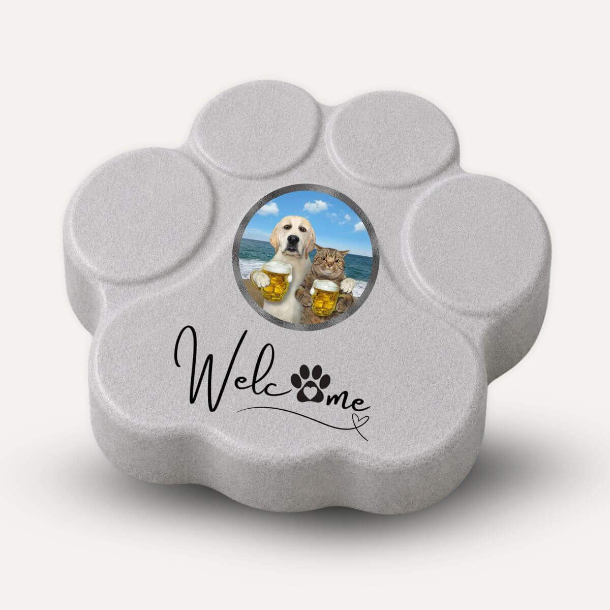 Placa decorativa artesanal en color gris con diseño Welcome, un perro y un gato brindando