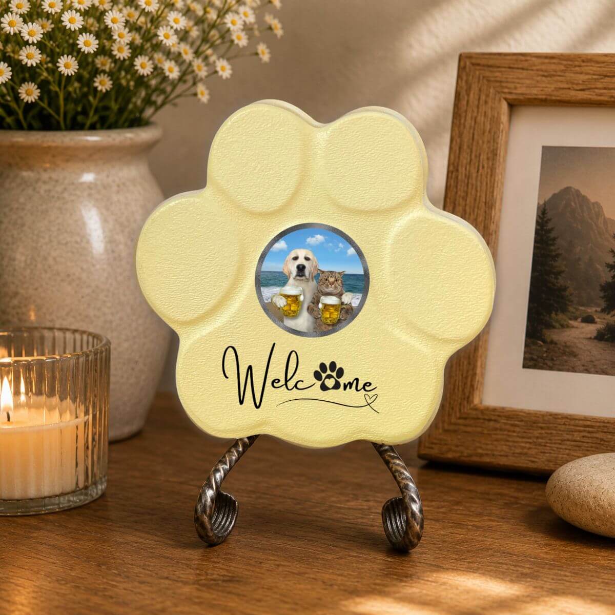 Placa decorativa artesanal en color amarilla con diseño Welcome para decorar la entrada o el recibidor
