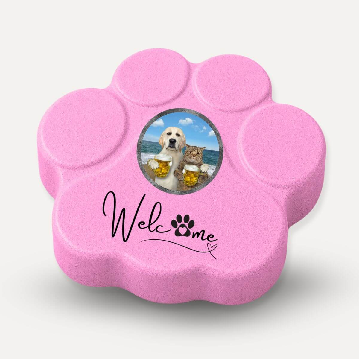 Placa decorativa artesanal en color rosa con diseño Welcome, un perro y un gato brindando