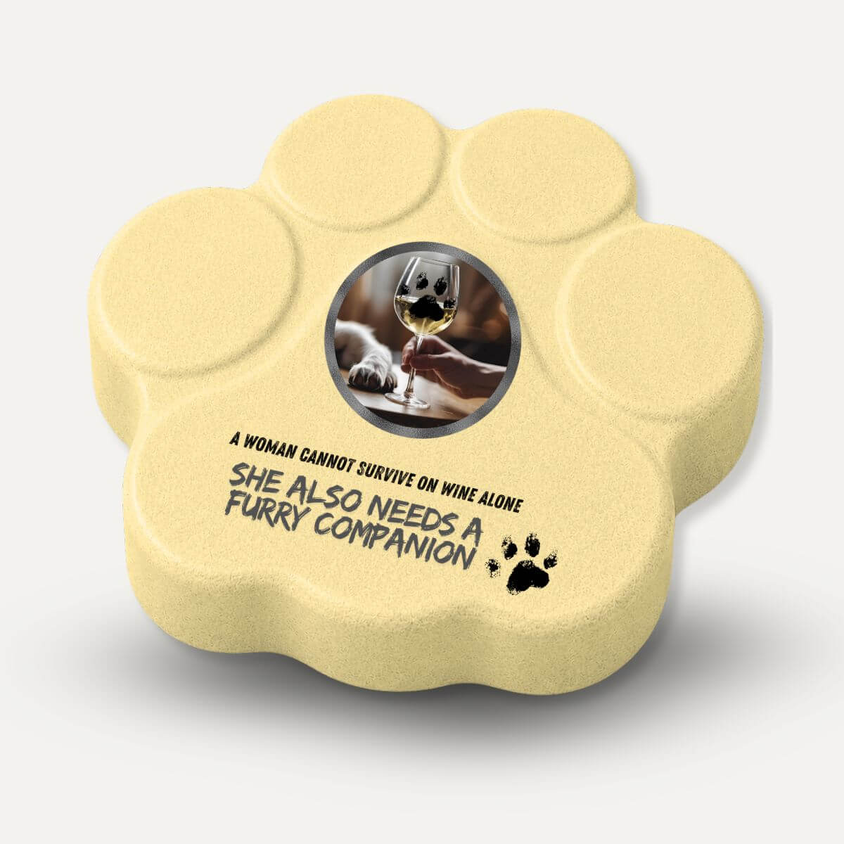 Placa divertida de hormigón para amantes de los perros con la frase en inglés "A Woman Cannot Survive on Wine Alone, She Also Needs a Furry Companion" en color amarilla.