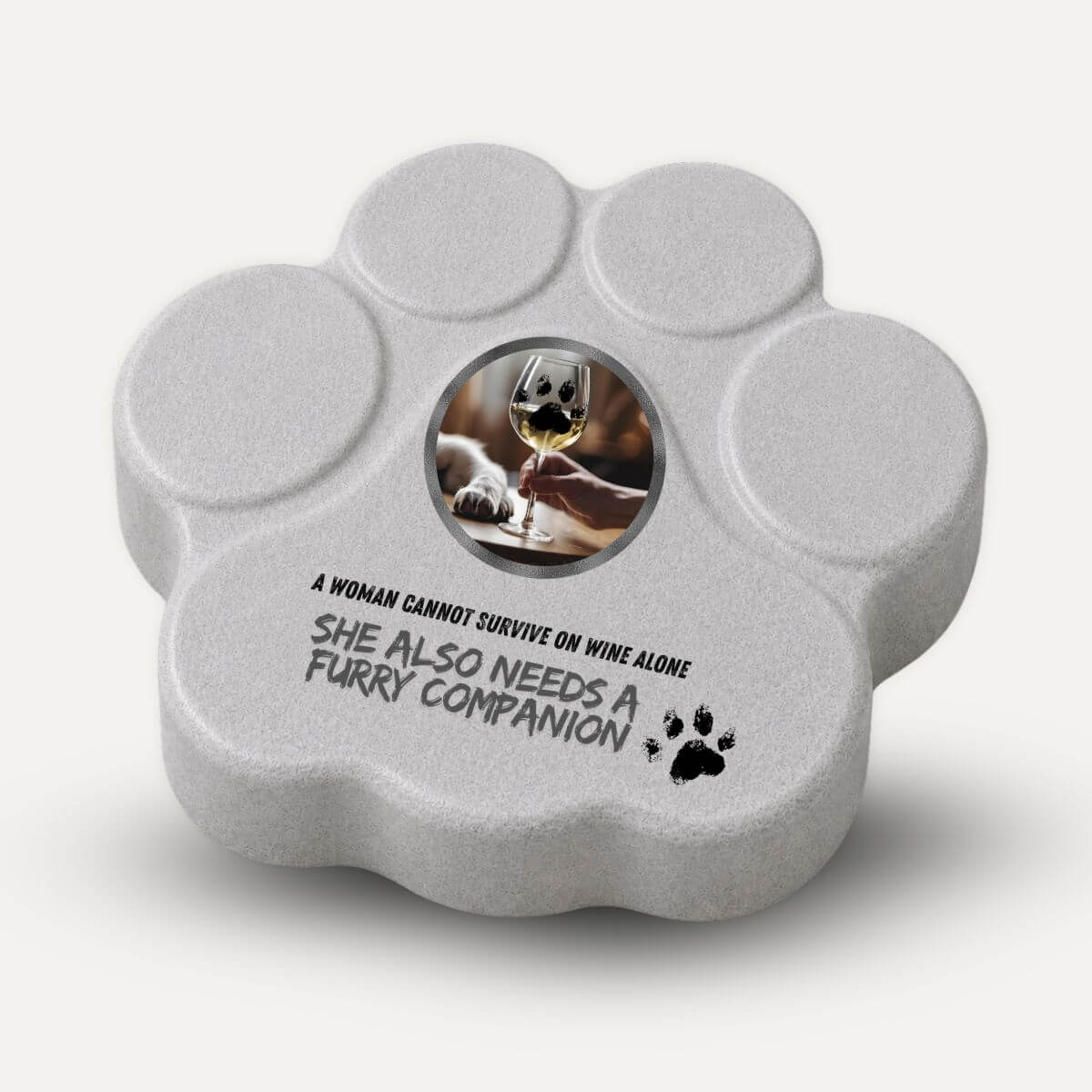 Placa divertida de hormigón para amantes de los perros con la frase en inglés "A Woman Cannot Survive on Wine Alone, She Also Needs a Furry Companion" en color gris.