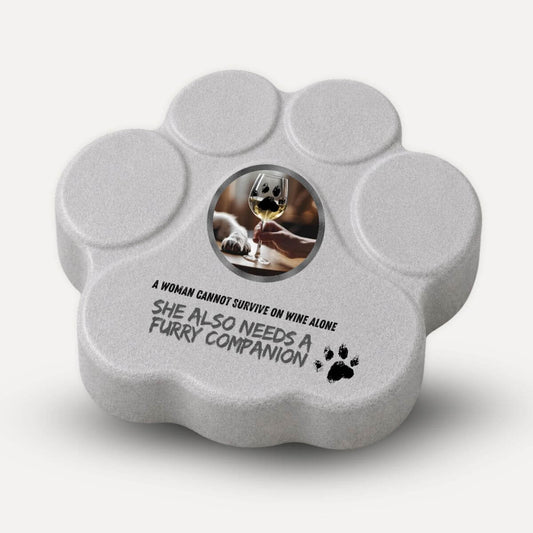 Placa divertida de hormigón para amantes de los perros con la frase en inglés "A Woman Cannot Survive on Wine Alone, She Also Needs a Furry Companion" en color gris.