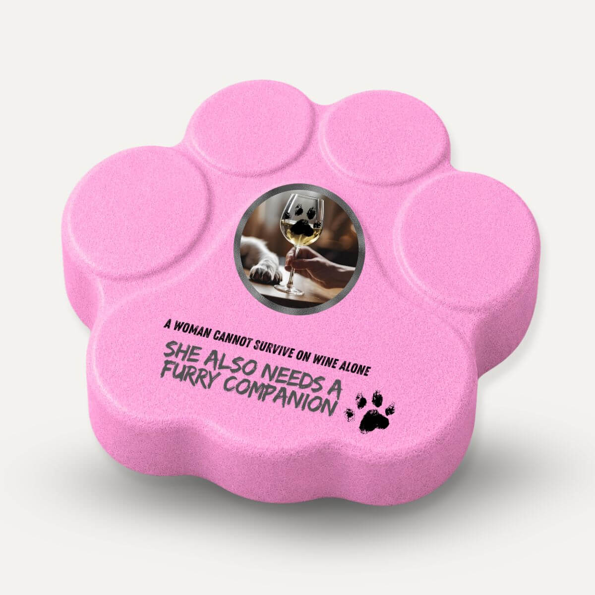 Placa divertida de hormigón para amantes de los perros con la frase en inglés "A Woman Cannot Survive on Wine Alone, She Also Needs a Furry Companion" en color rosa.