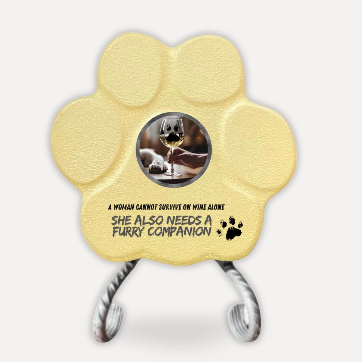 Placa divertida de hormigón con soporte opcional para amantes de los perros con la frase en inglés "A Woman Cannot Survive on Wine Alone, She Also Needs a Furry Companion" en color amarilla.