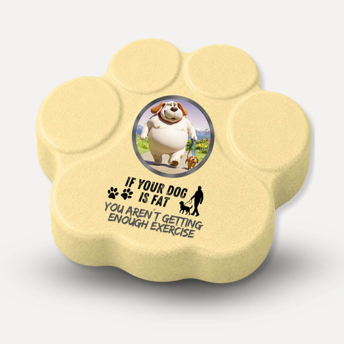 Placa divertida de hormigón en color amrarilla con la frase "If Your Dog Is Fat, You Aren't Getting Enough Exercise" en forma de huella para amantes de los perros.