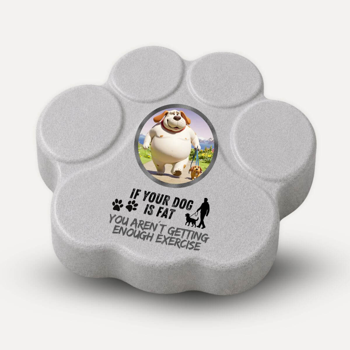 Placa divertida de hormigón en color gris con la frase "If Your Dog Is Fat, You Aren't Getting Enough Exercise" en forma de huella para amantes de los perros.