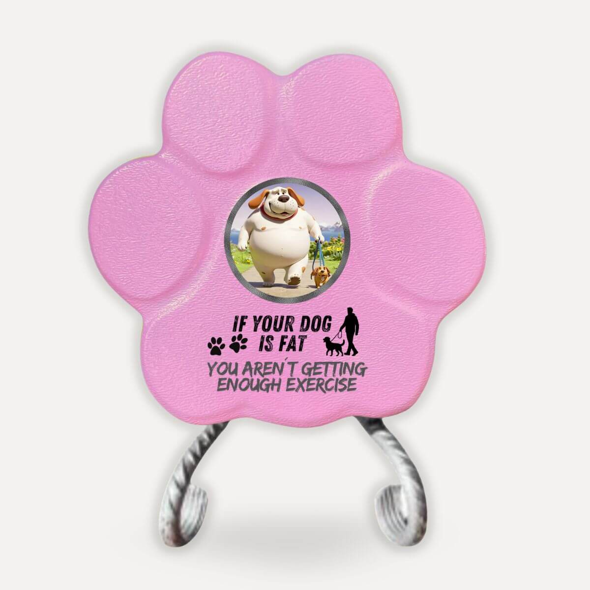Placa divertida de hormigón en color rosa con la frase "If Your Dog Is Fat, You Aren't Getting Enough Exercise" sobre soporte decorativo.