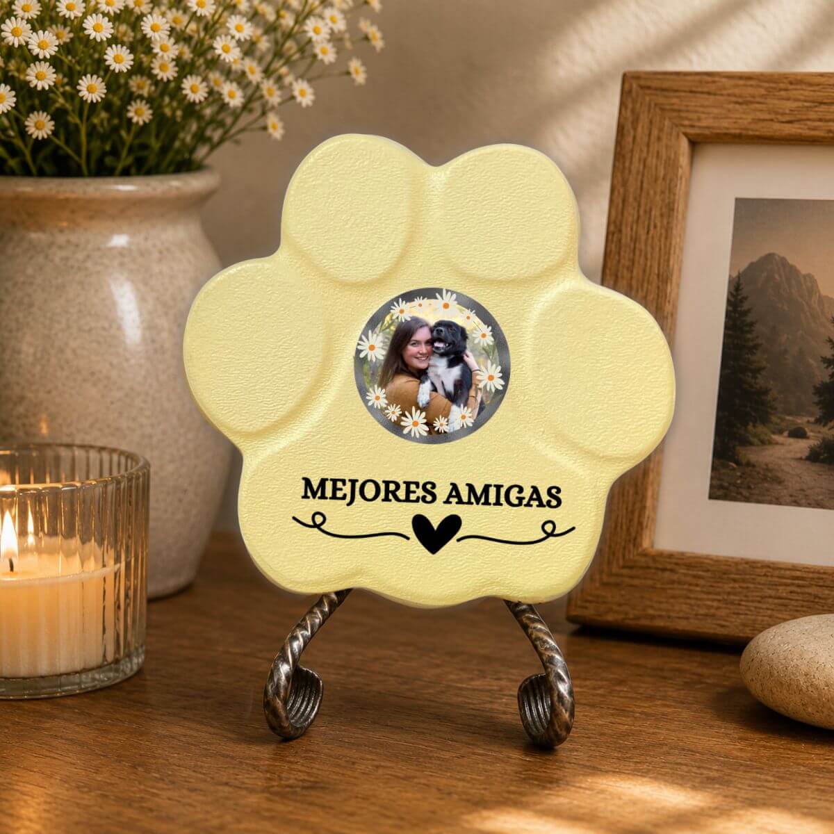 Placa personalizada "Mejores Amigas" decorando el interior de un hogar  en color amarilla.