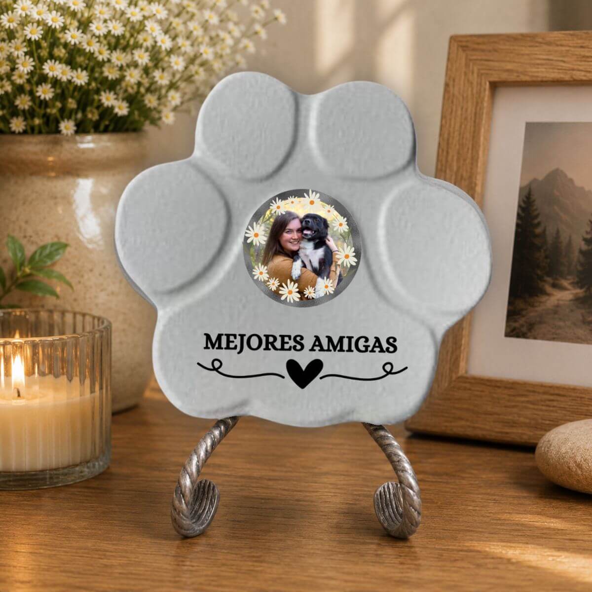 Placa personalizada "Mejores Amigas" decorando el interior de un hogar  en color gris.