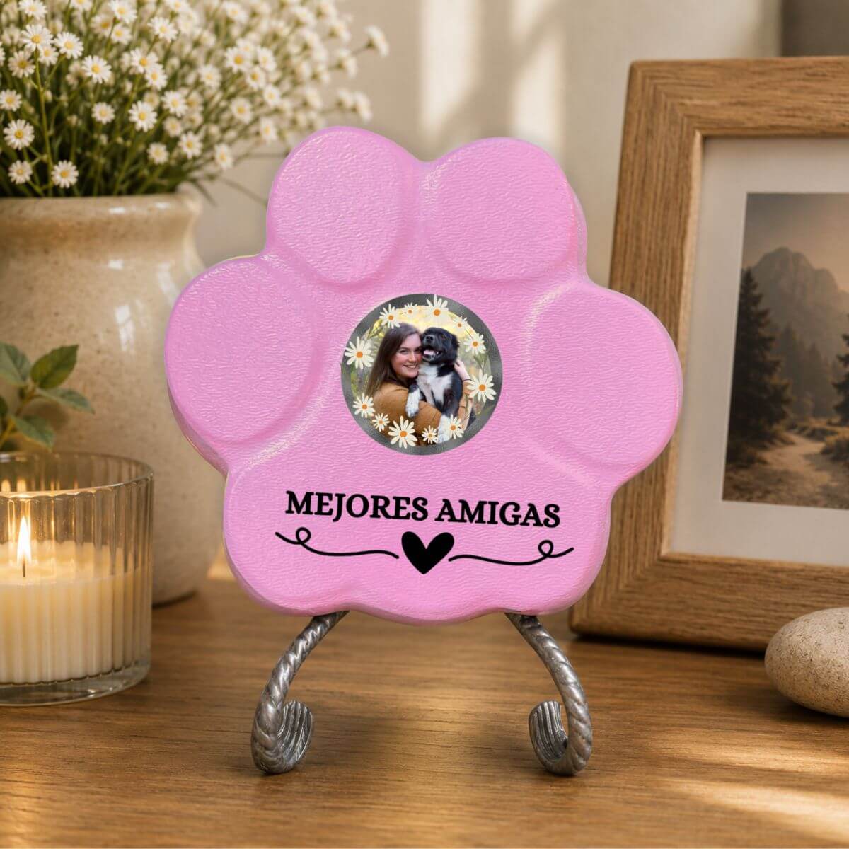 Placa personalizada "Mejores Amigas" decorando el interior de un hogar  en color rosa.