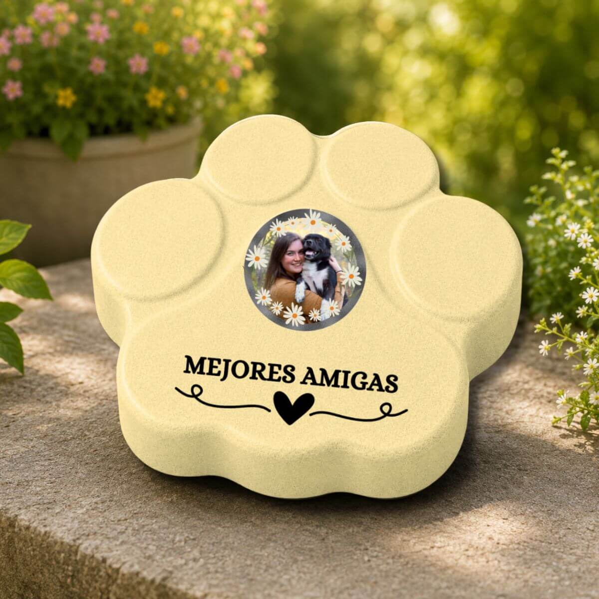 Placa personalizada "Mejores Amigas" con foto para mujeres y sus mascotas en un jardín  en color amarilla.
