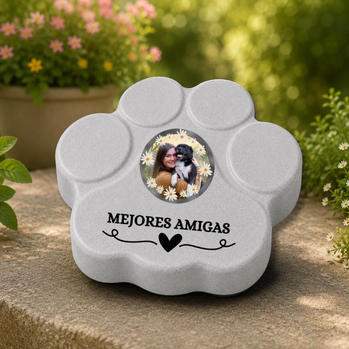Placa personalizada "Mejores Amigas" con foto para mujeres y sus mascotas en un jardín  en color gris.