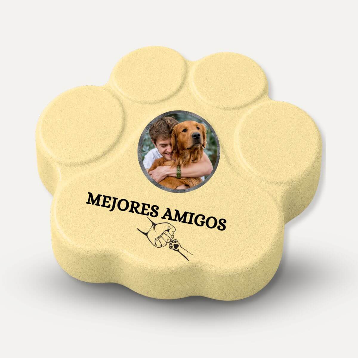 Placa personalizada para mascotas "Mejores Amigos" de hormigón con foto personalizada de un hombre y su perro en color amarilla.