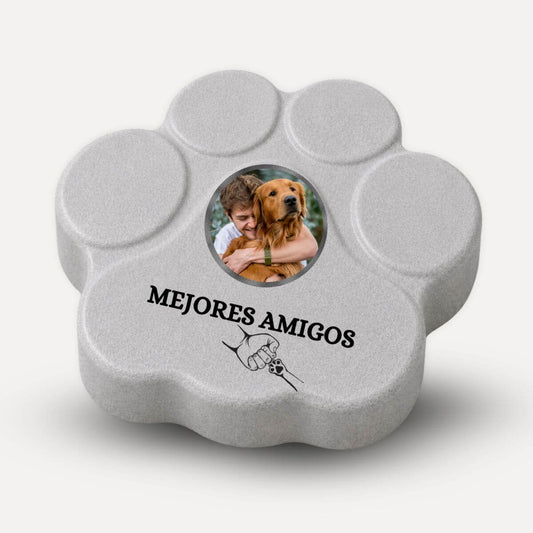 Placa personalizada para mascotas "Mejores Amigos" de hormigón con foto personalizada de un hombre y su perro en color gris.