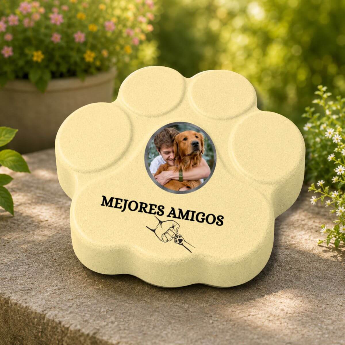 Placa personalizada para mascotas "Mejores Amigos" de hormigón colocada en un jardín en color amarilla.