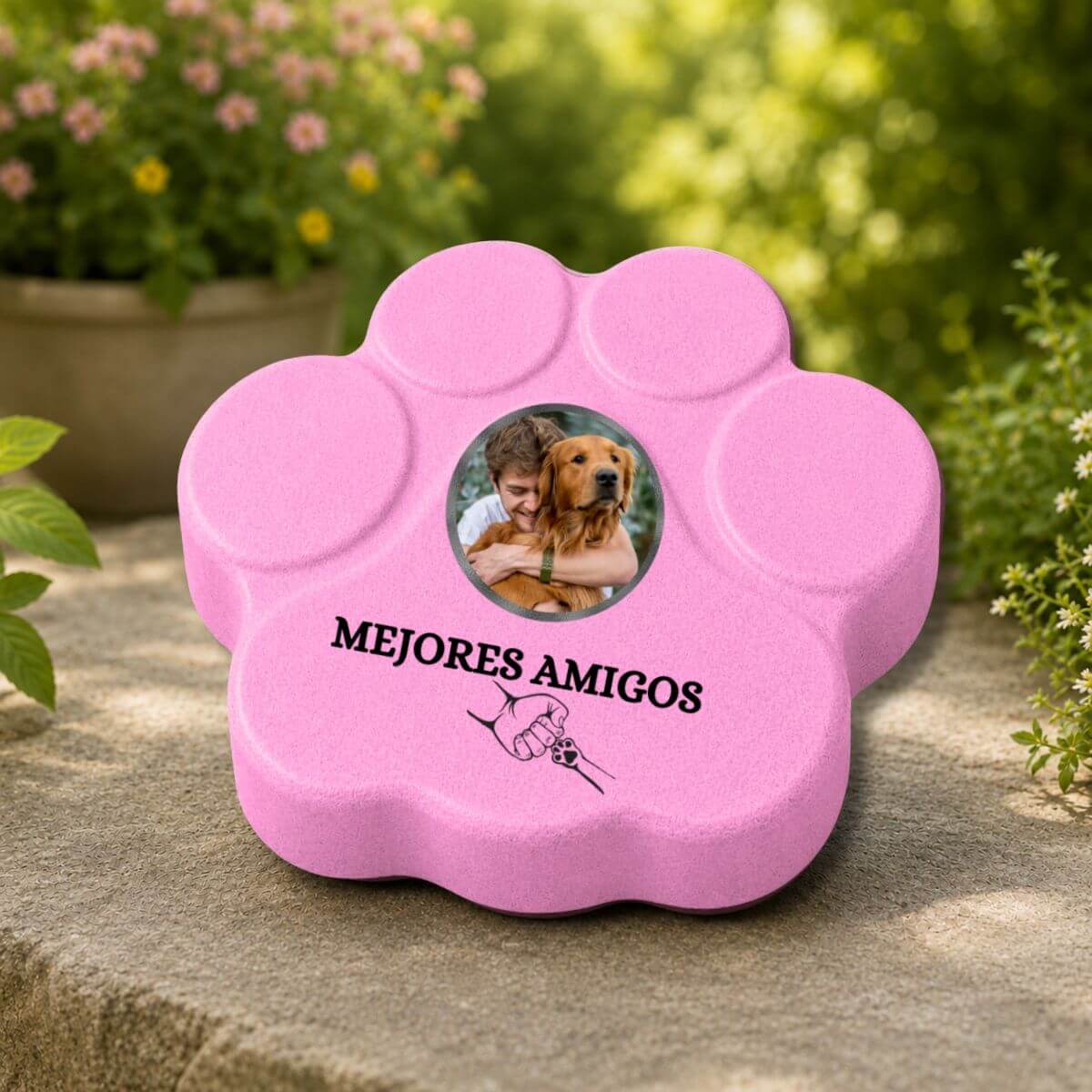 Placa personalizada para mascotas "Mejores Amigos" de hormigón colocada en un jardín en color rosa.