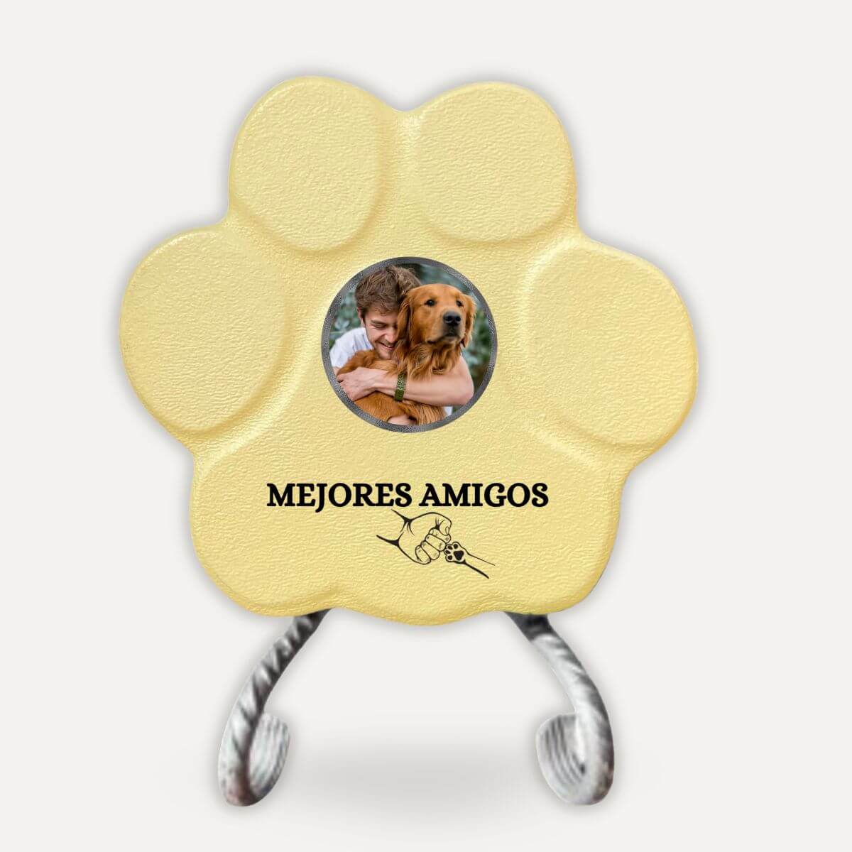 Placa personalizada "Mejores Amigos" con foto de un hombre y su perro sobre soporte de metal en color amarilla.
