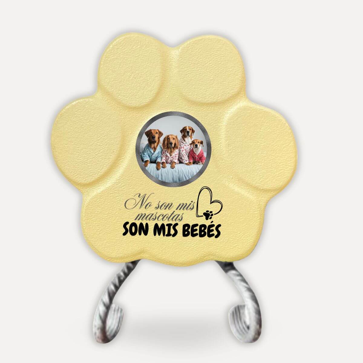 Placa personalizada para mascotas amarilla con soporte y foto de perros, diseño artesanal en forma de huella con frase “No son mascotas, son mis bebés” para amantes de perros y gatos.