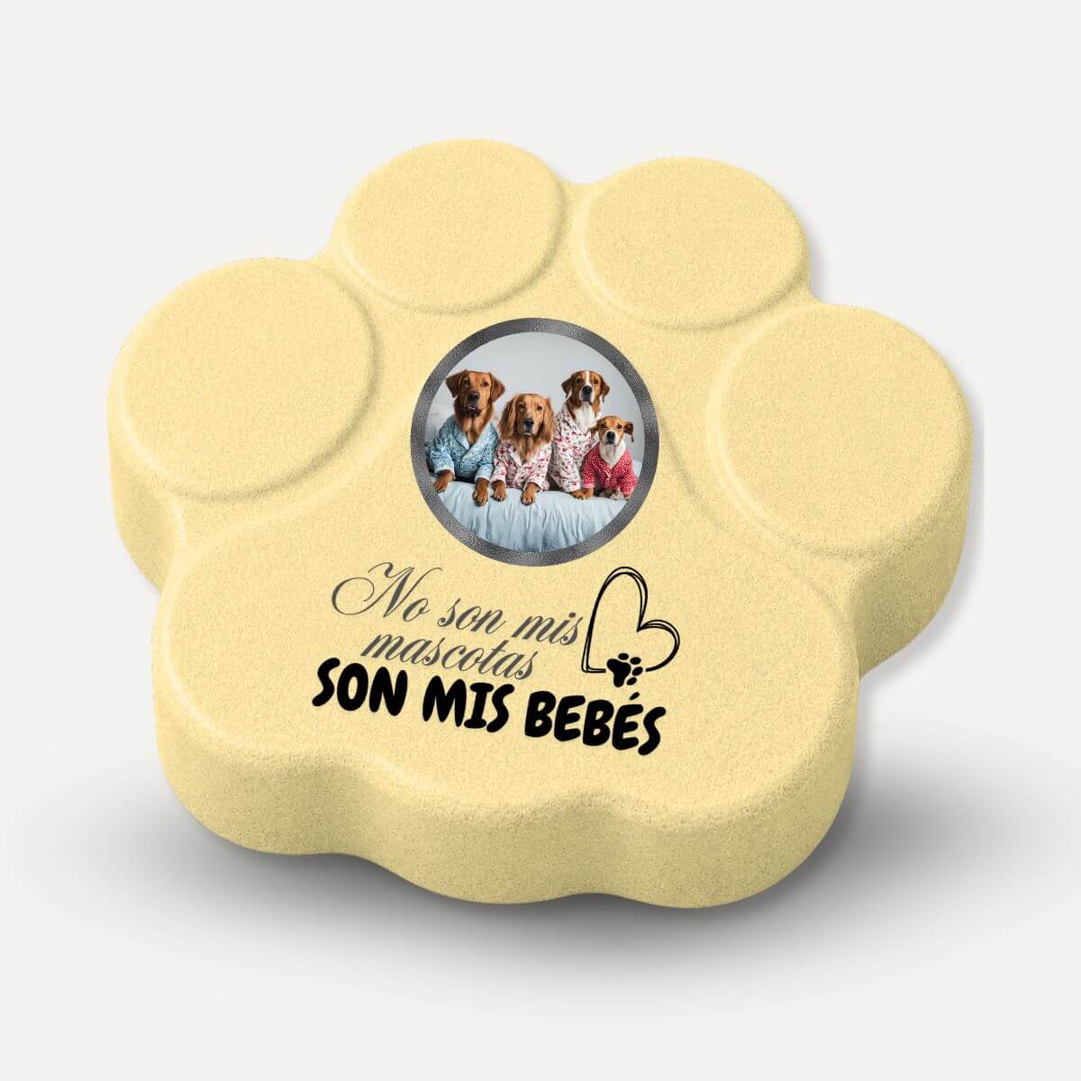 Placa personalizada para mascotas amarilla con foto de perros y frase “No son mascotas, son mis bebés”, huella artesanal de hormigón para amantes de perros y gatos.