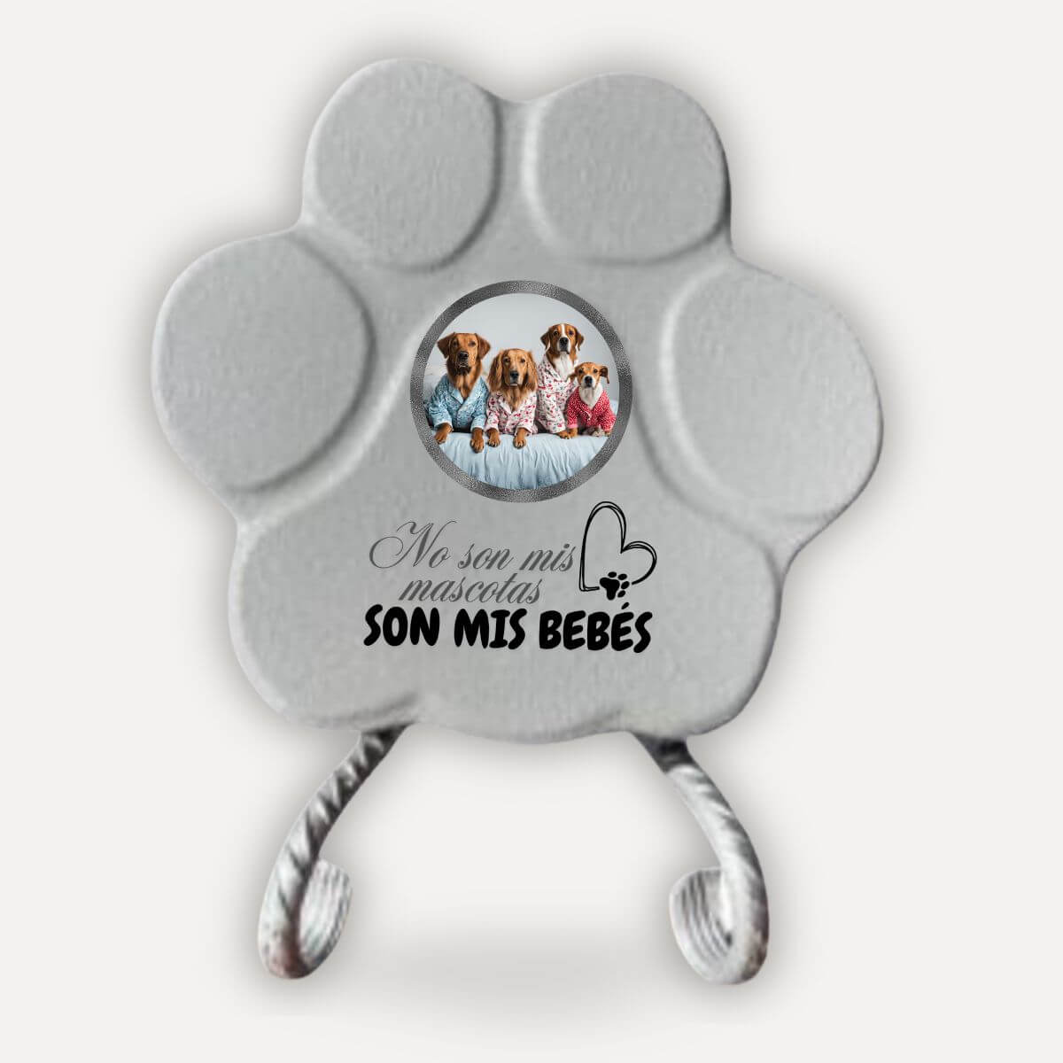 Placa personalizada para mascotas gris con soporte y foto de perros, diseño artesanal en forma de huella con frase “No son mascotas, son mis bebés” para amantes de perros y gatos.
