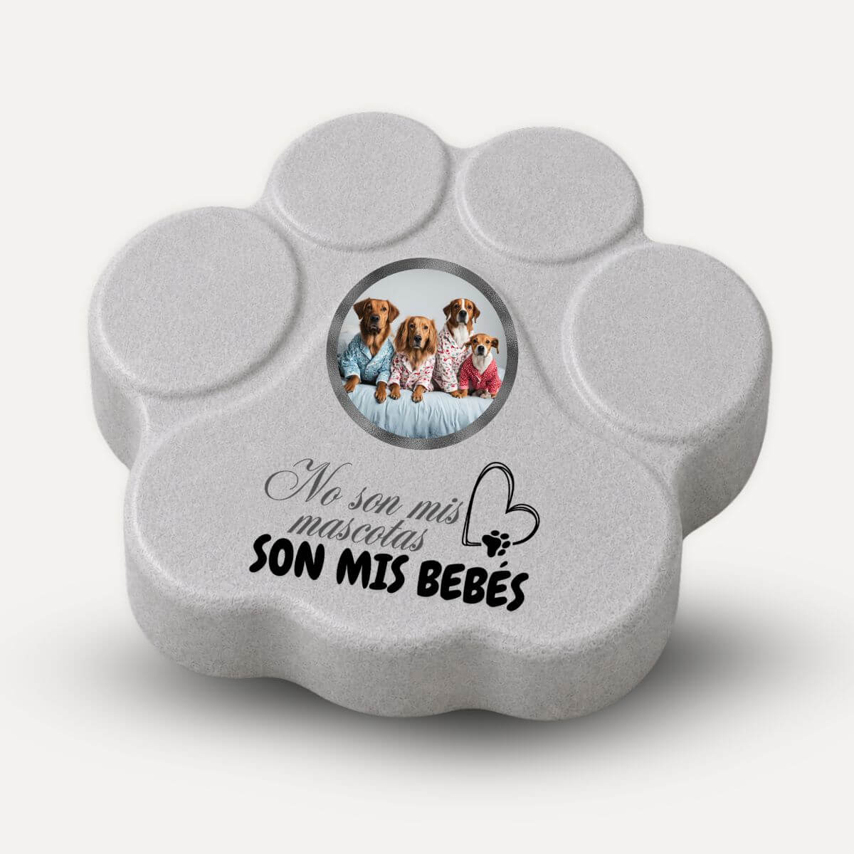Placa personalizada para mascotas gris con foto de perros y frase “No son mascotas, son mis bebés”, huella artesanal de hormigón para amantes de perros y gatos.