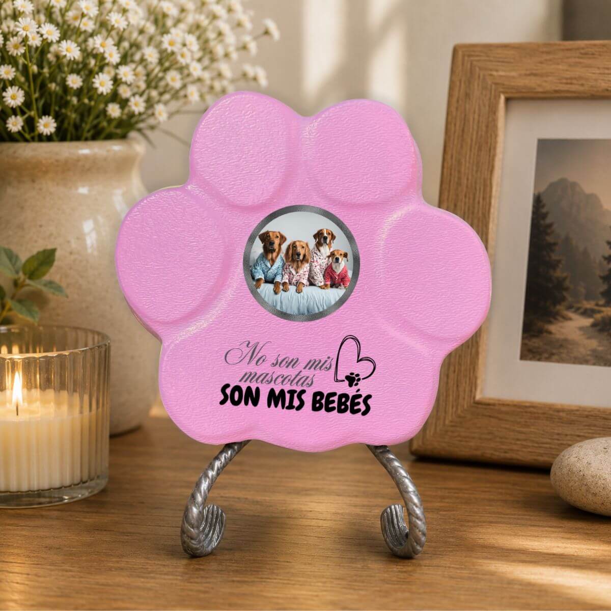 Placa personalizada para mascotas rosa con soporte y foto de perros, huella artesanal de hormigón con frase “No son mascotas, son mis bebés” para decoración del hogar.