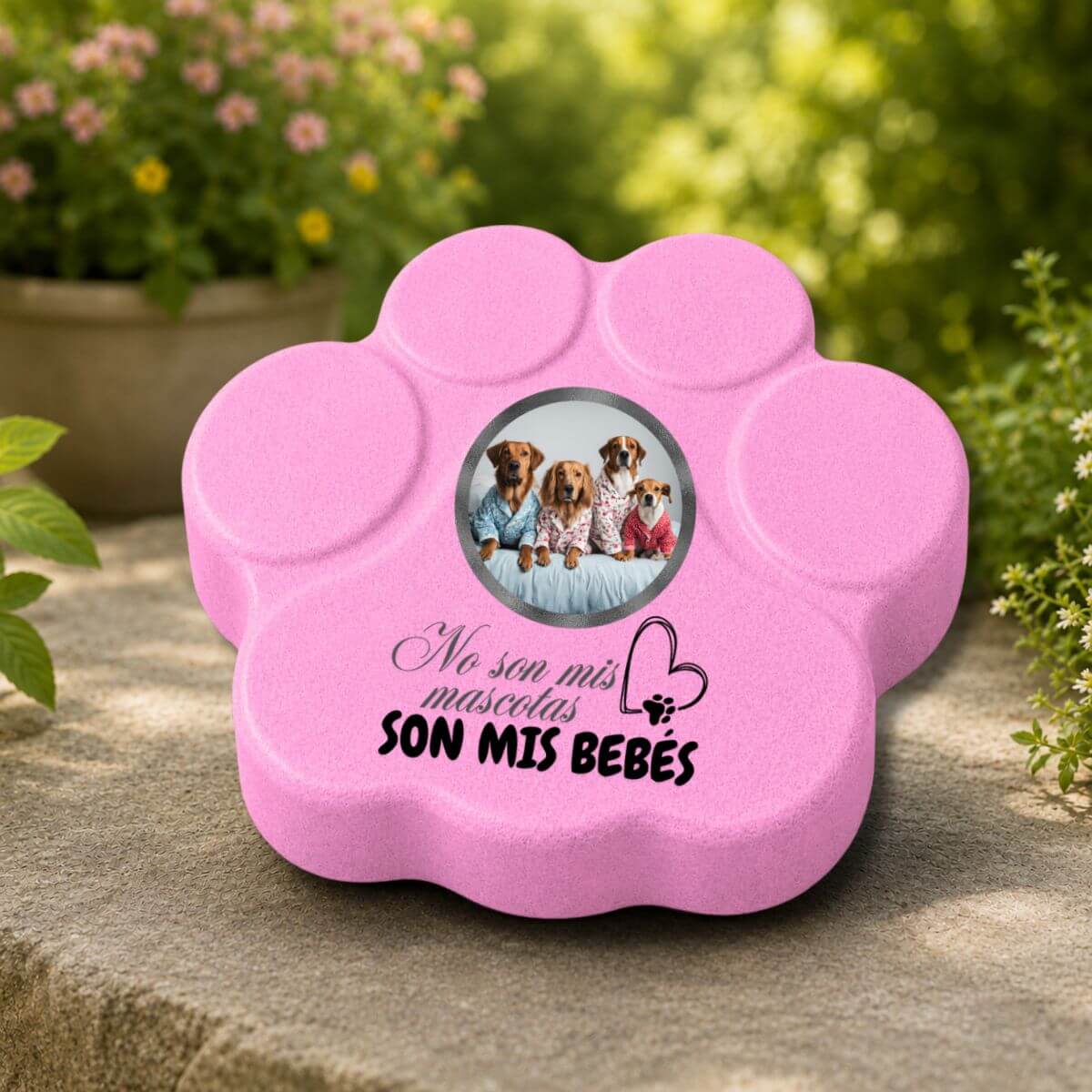 Placa personalizada para mascotas rosa con foto de perros y frase “No son mascotas, son mis bebés”, huella artesanal de hormigón para jardín o exterior protegido.