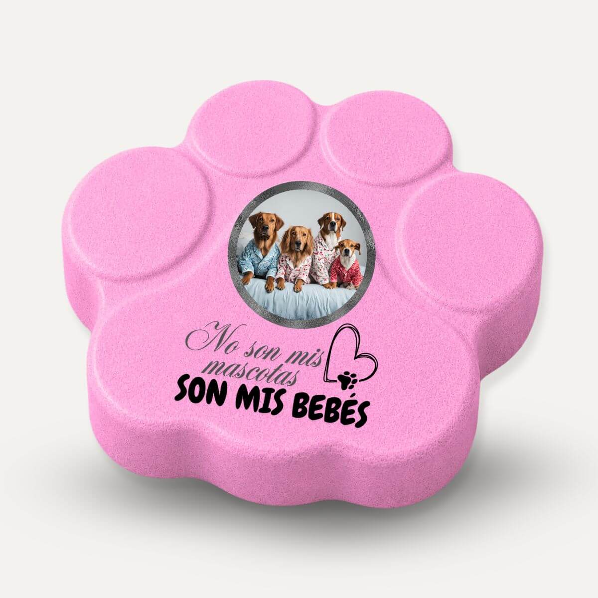 Placa personalizada para mascotas rosa con foto de perros y frase “No son mascotas, son mis bebés”, huella artesanal de hormigón para amantes de perros y gatos.
