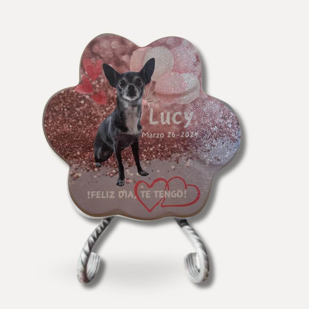 Placa personalizada para perro con foto y diseño Happy Gotcha Day presentada sobre soporte de exposición
