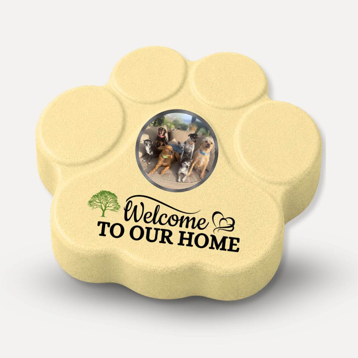 Placa personalizada "Welcome to Our Home" con foto de perros y gatos en color amarillo.