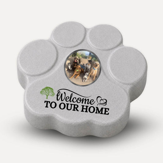 Placa personalizada "Welcome to Our Home" con foto de perros y gatos en color gris.