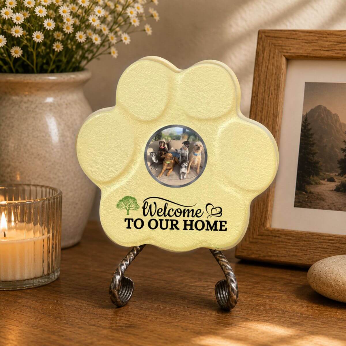 Placa personalizada "Welcome to Our Home" decorando el interior de un hogar en color amarilla.