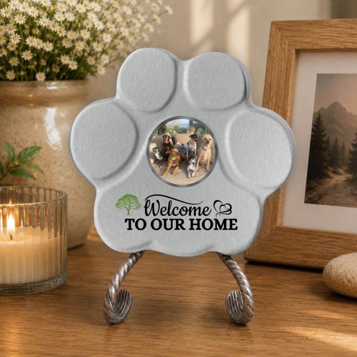 Placa personalizada "Welcome to Our Home" decorando el interior de un hogar en color gris.