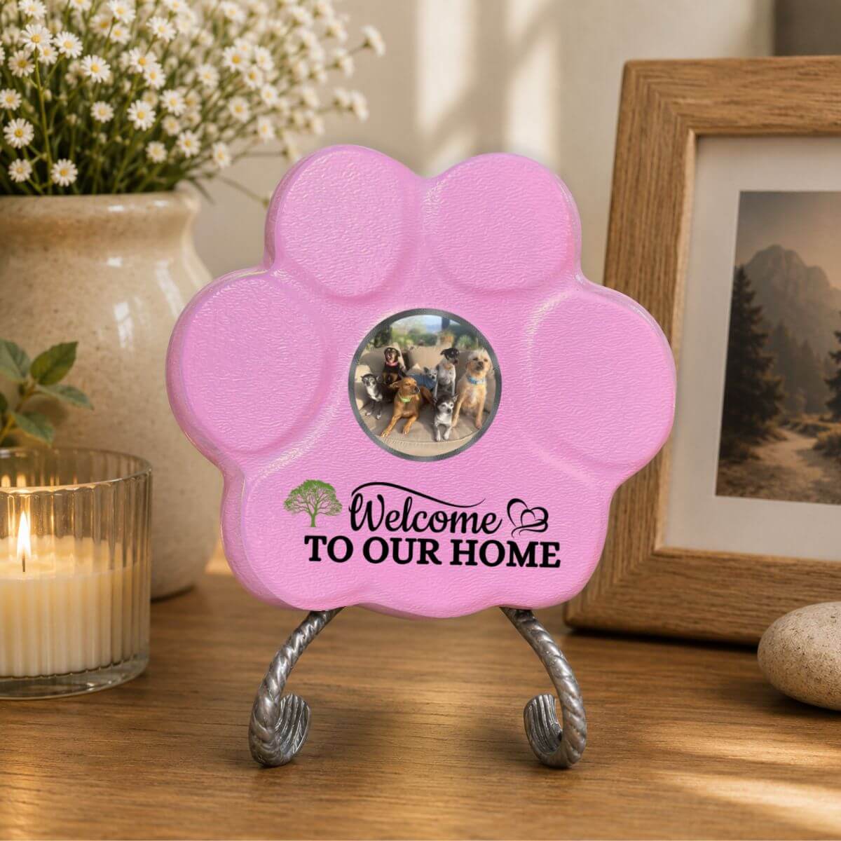 Placa personalizada "Welcome to Our Home" decorando el interior de un hogar en color rosa.