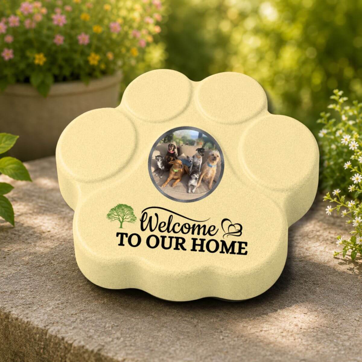 Placa personalizada "Welcome to Our Home" con foto de perros y gatos en un jardín en color amarilla.