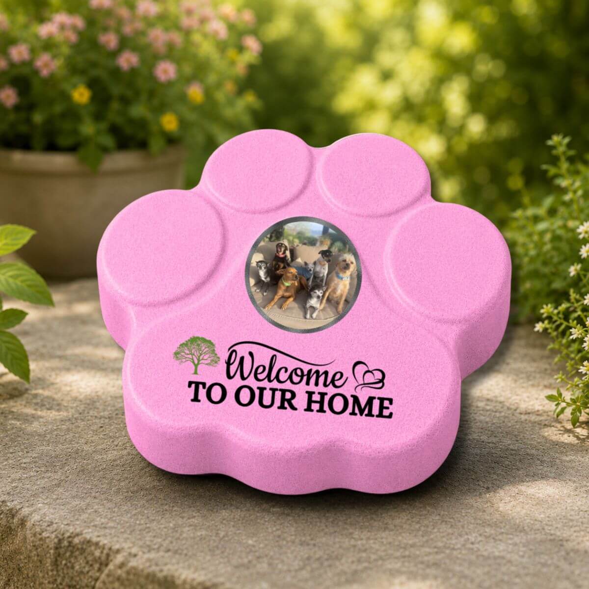 Placa personalizada "Welcome to Our Home" con foto de perros y gatos en un jardín en color rosa.