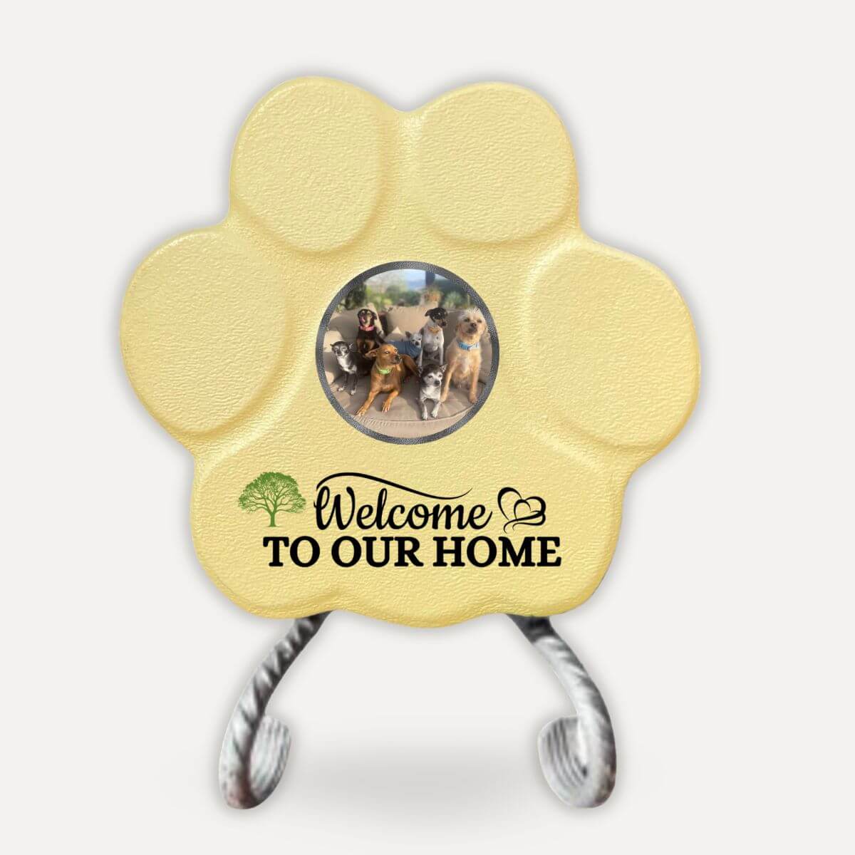 Placa personalizada "Welcome to Our Home" con foto de perros y gatos sobre soporte en color amarilla.