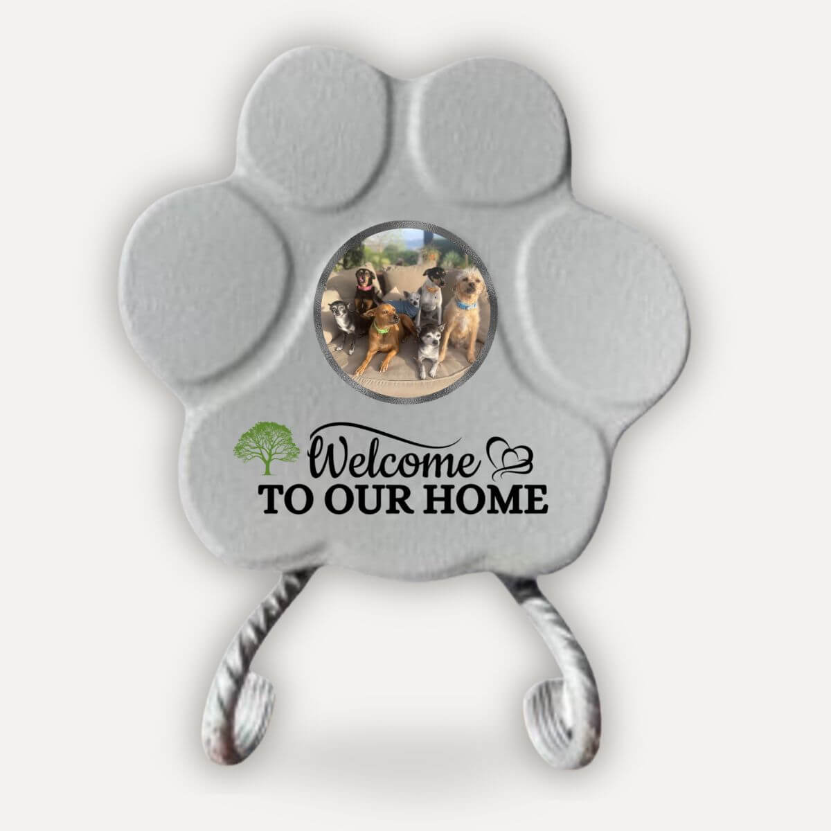 Placa personalizada "Welcome to Our Home" con foto de perros y gatos sobre soporte en color gris.