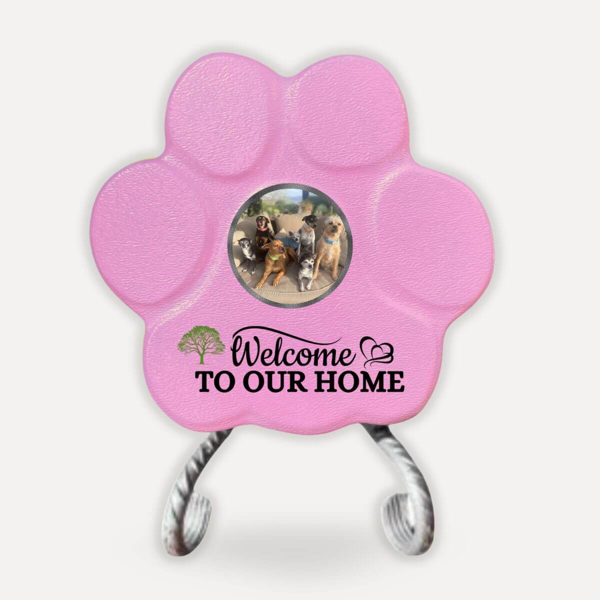Placa personalizada "Welcome to Our Home" con foto de perros y gatos sobre soporte en color rosa.