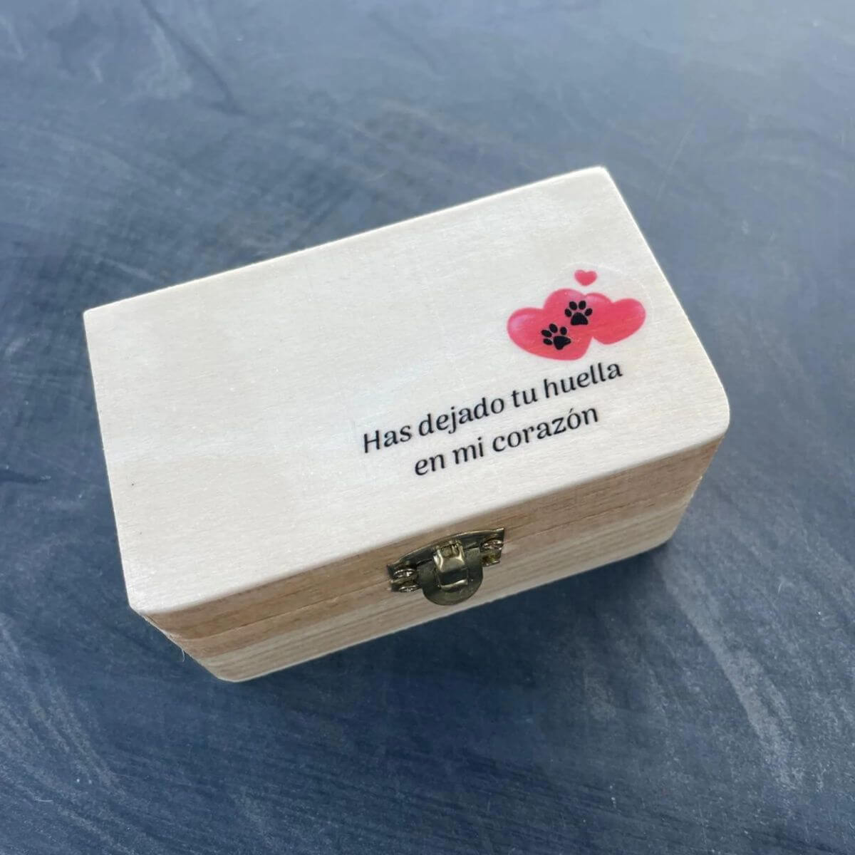 Caja cerrada con corazón de cuarzo rosa personalizado, grabado con la frase “Has dejado tu huella en mi corazón”. Regalo emotivo para amantes de mascotas.