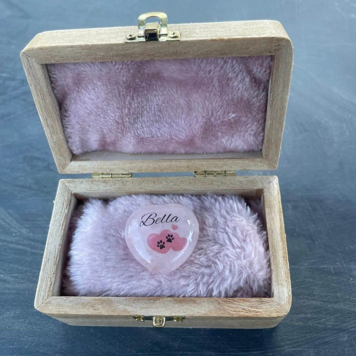 Corazón de cuarzo rosa personalizado en caja de madera barnizada, mostrando el nombre y diseño de huellas. Regalo decorativo para amantes de mascotas.