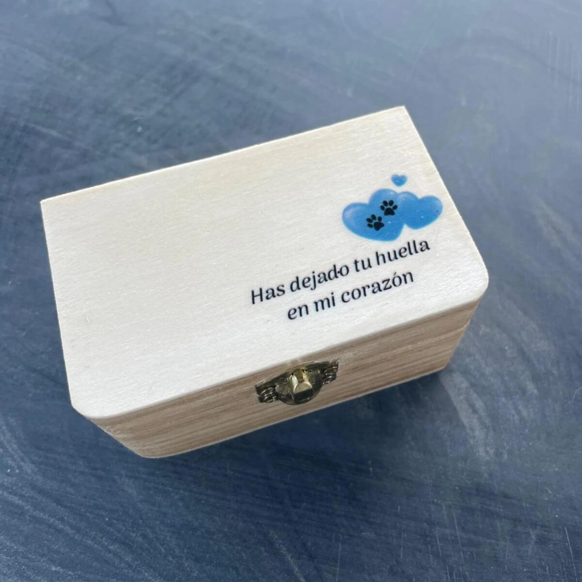 Caja cerrada con corazón de selenita personalizado, mostrando la frase “Has dejado tu huella en mi corazón”. Regalo emotivo para amantes de mascotas.

