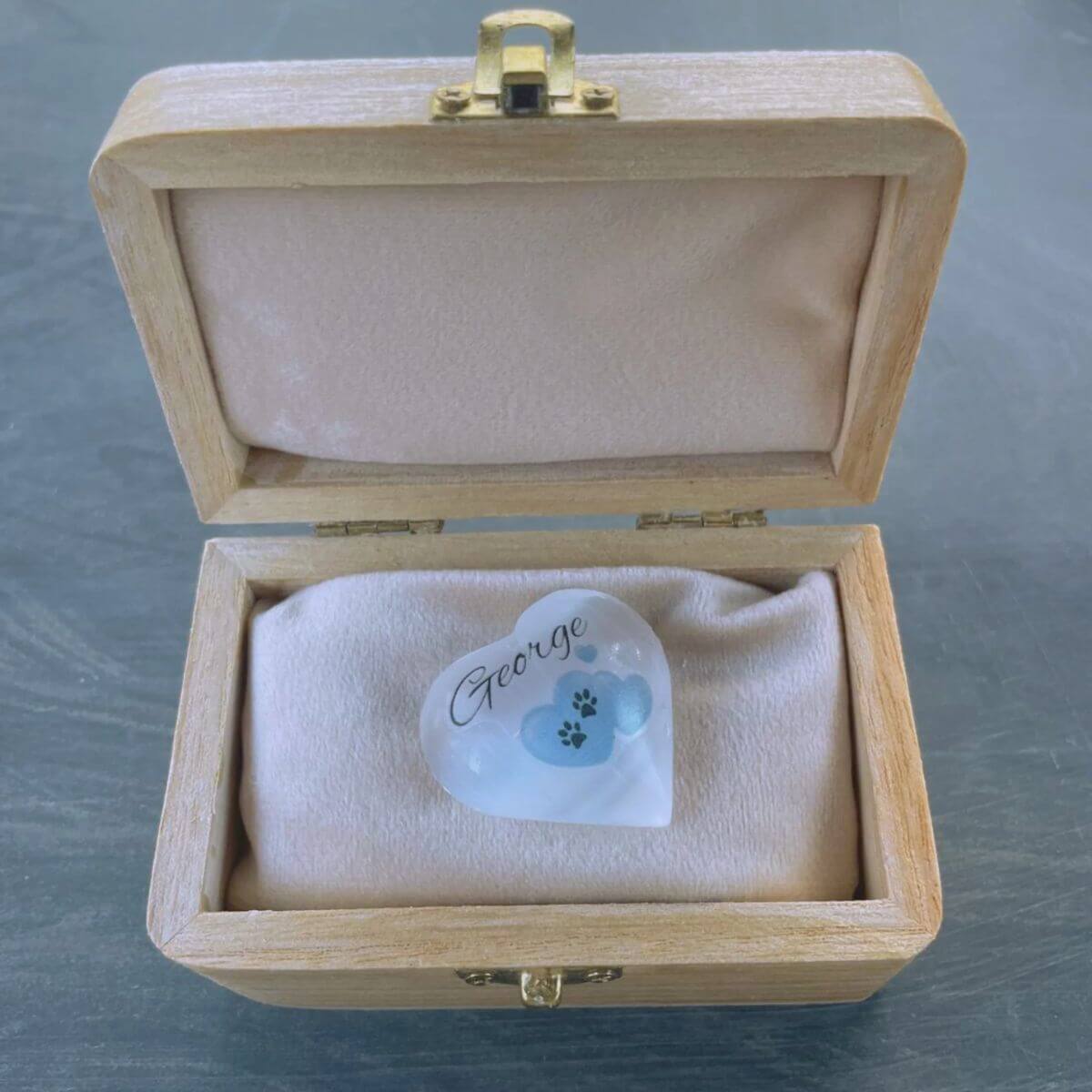 Corazón de selenita personalizado en caja de madera barnizada, mostrando el nombre y huellas. Recuerdo decorativo para amantes de mascotas.