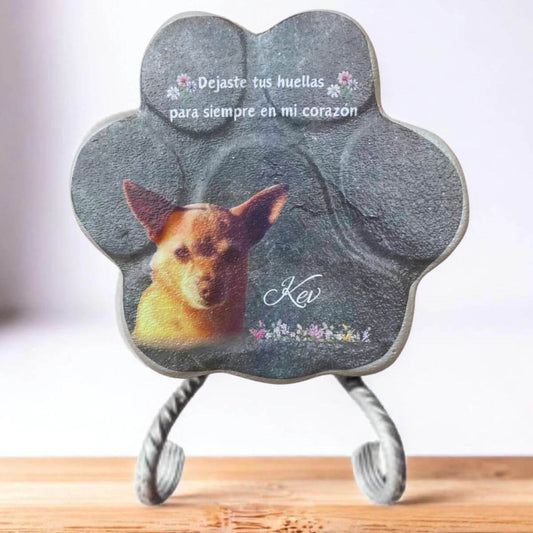 Lápida personalizada para mascotas con huella, foto y mensaje en hormigón"