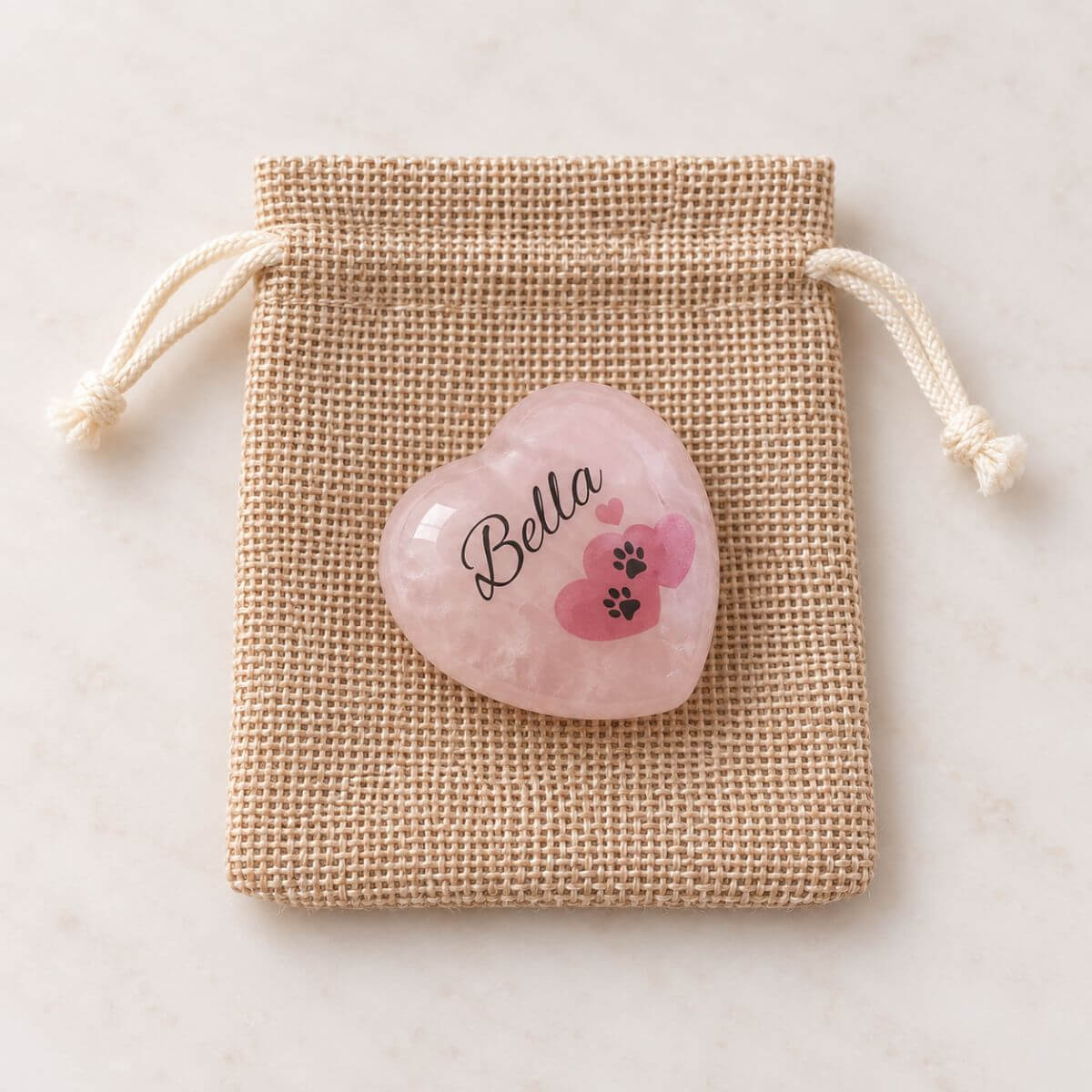 Corazón de cuarzo rosa personalizado con nombre, corazones y huellas para recuerdo de mascota
