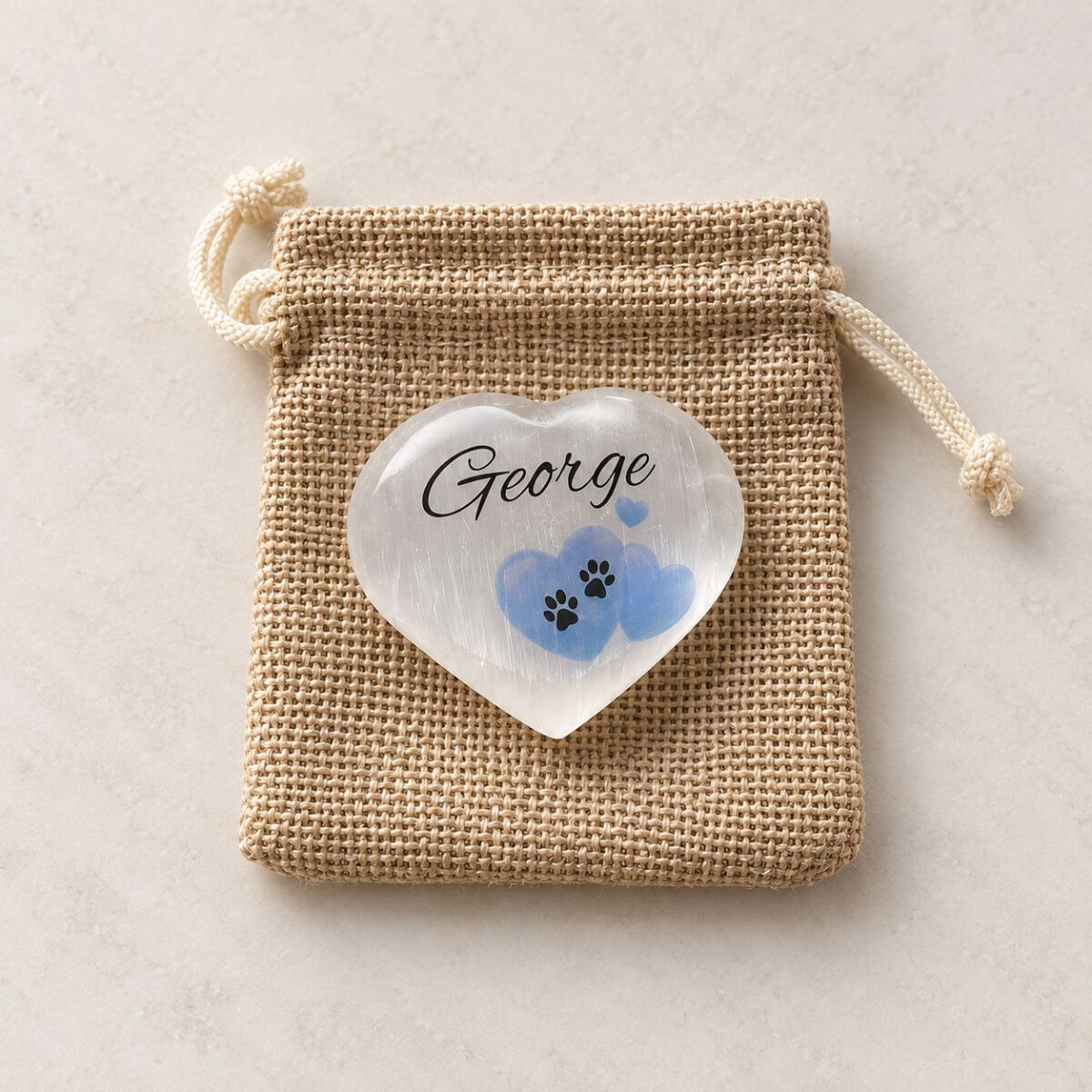 Corazón de selenita personalizado con nombre y huellas para recuerdo de mascota