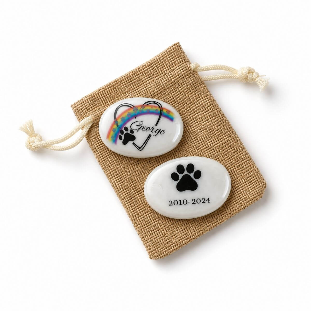 Guijarros de cristal personalizados para mascota con nombre George, diseño arcoíris, huella y fechas de recuerdo sobre bolsa de regalo