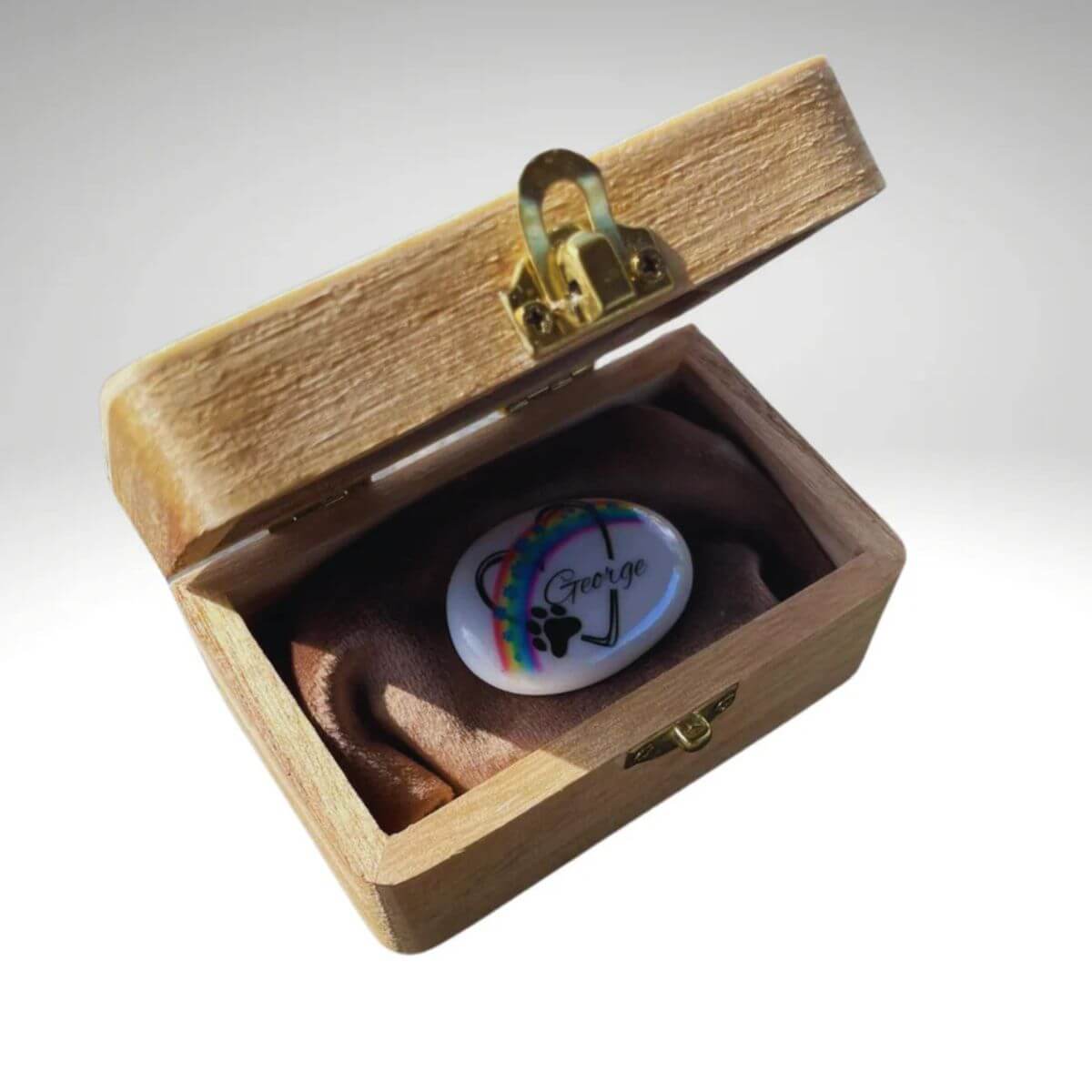 Guijarro de cristal personalizado con nombre George y huellas azules, presentado en una caja de madera acolchada. Regalo conmovedor para recordar a una mascota.