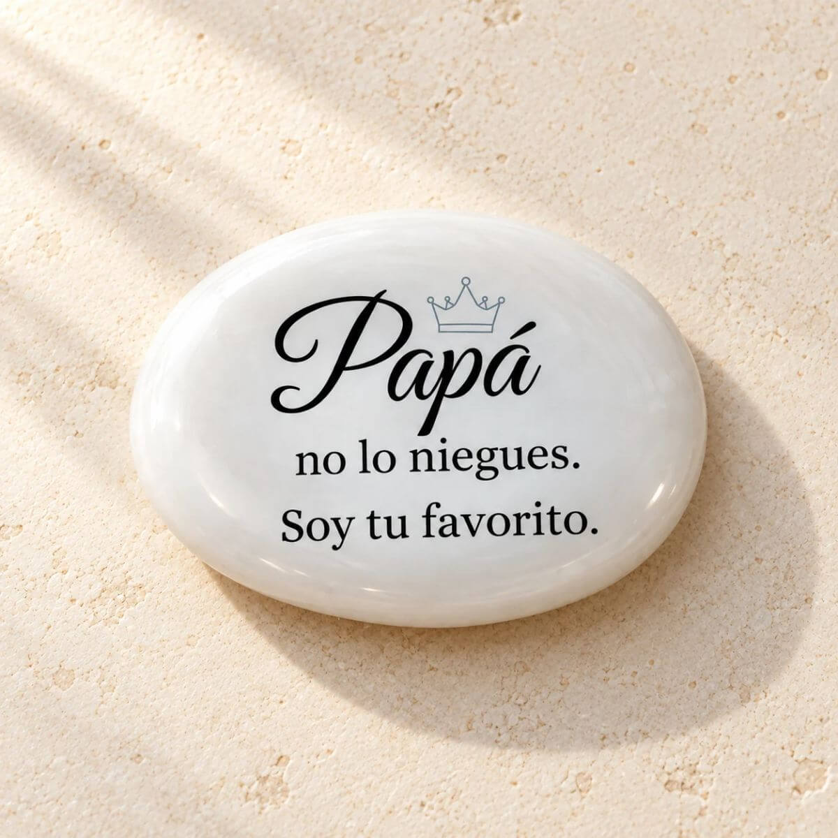 Parte frontal de piedra personalizada para papá con «Papá, no lo niegues. Soy tu favorito» y corona gris azulada sobre cristal blanco perlado.