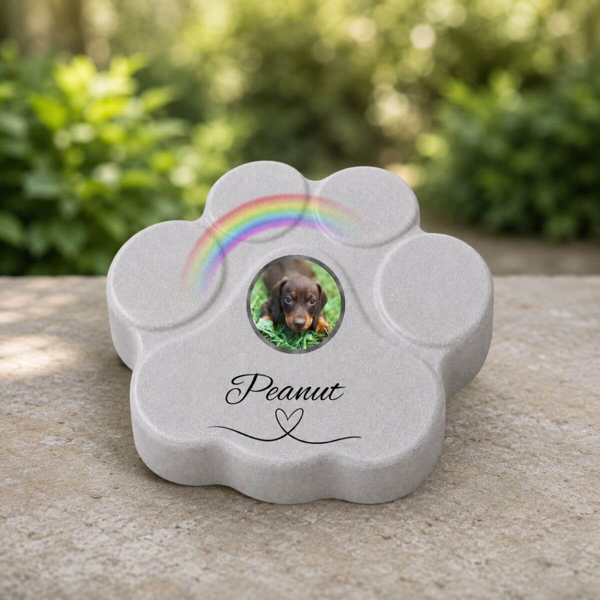 Placa conmemorativa para mascotas en forma de huella gris personalizada con foto y nombre para jardín o exterior